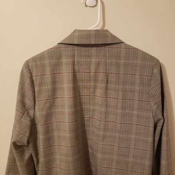 Forever 21 Gray Plaid Contemporary Blazer. Size Large Women. - Picture 8 of 9